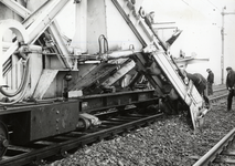 169674 Afbeelding van de hormachine van de N.S. tijdens onderhoudswerkzaamheden aan de spoorlijn te Heerhugowaard.